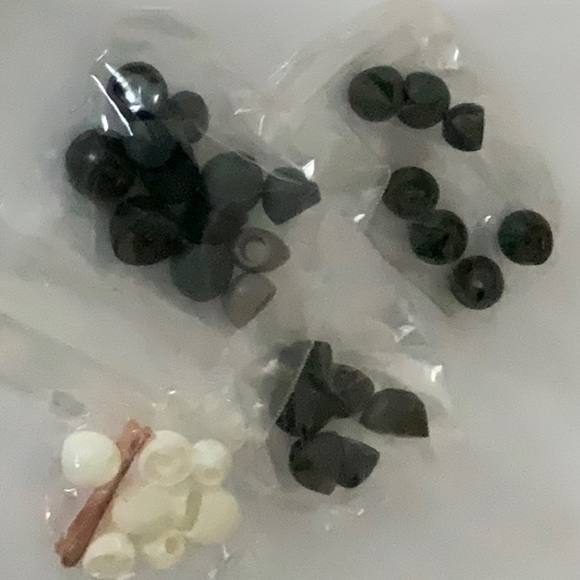 Lots of various Earbuds Replacement ear tips - Picture 1 of 2